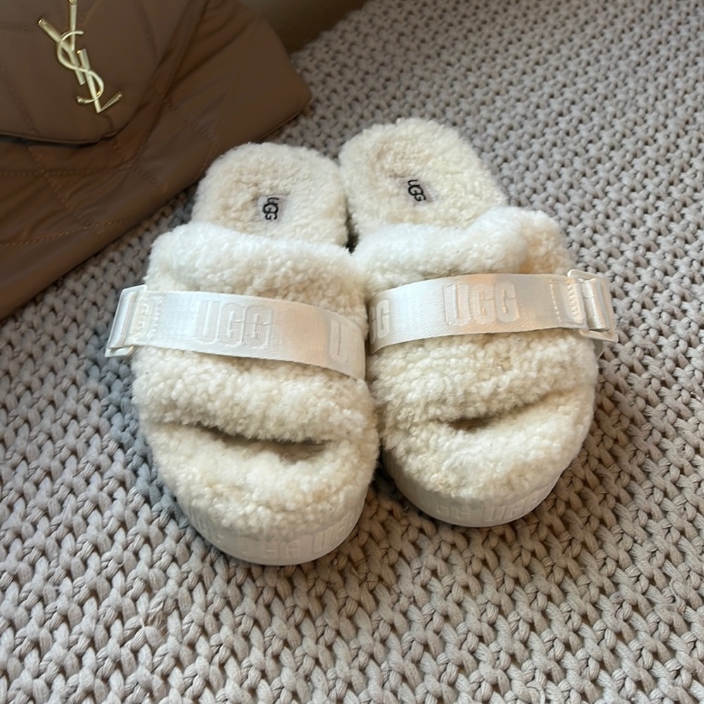 UGG SLIPPERS